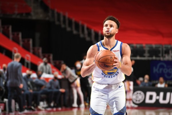 James: Curry gầy như cây cột t