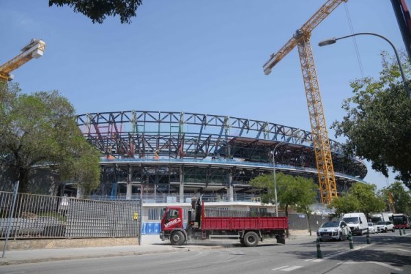 Phóng viên: Barcelona có thể t